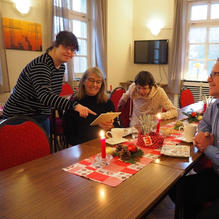 Vier Menschen sitzten zusammen am Tisch
