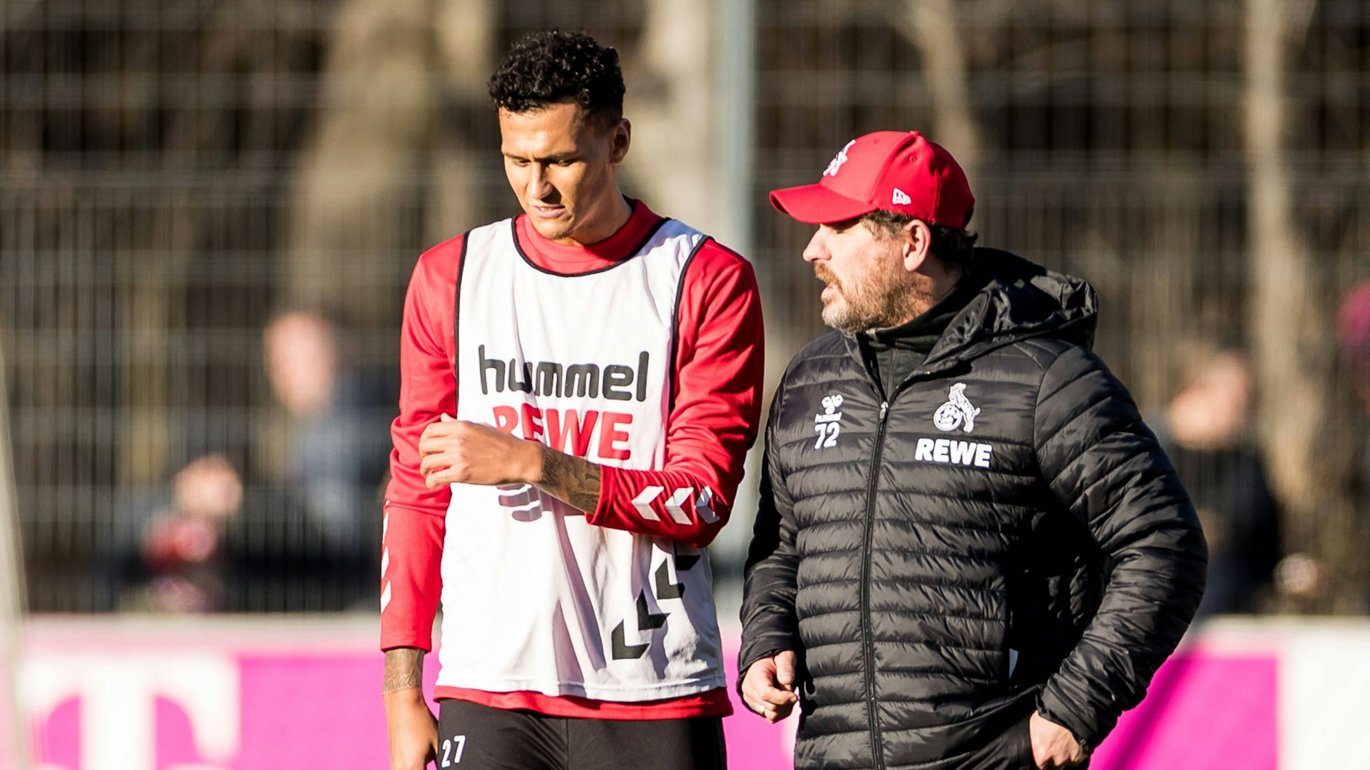 Einstieg ins Mannschaftstraining: Der neue FC-Mittelstürmer Davie Selke erhält Anweisungen von Trainer Steffen Baumgart.