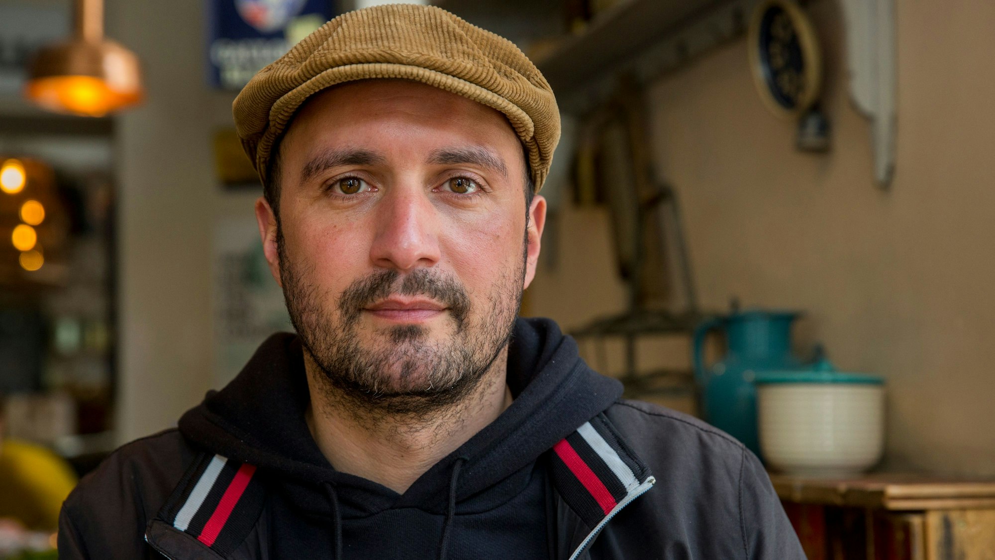 Ein Portät von Daniel Rabe in der Bagatelle.