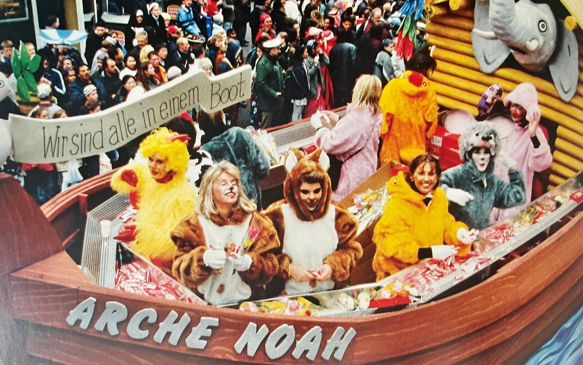 Frauen im Karneval, Rosenmontagszug 2000, aus Michael Euler-Schmidt und Macus Leifeld „Der Kölner Rosenmontagszug“.