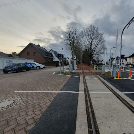 Ein Blick auf die Niederkasseler Straße, auf der die Linie 17 fahren soll.