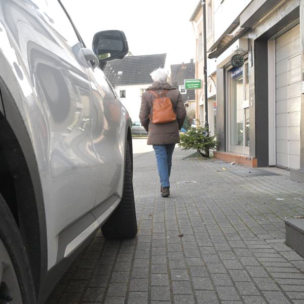 Ein Auto parkt halb auf einem Gehweg in Forsbach.