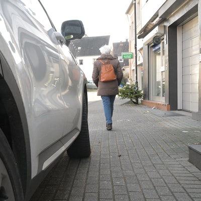 Ein Auto parkt halb auf einem Gehweg in Forsbach.