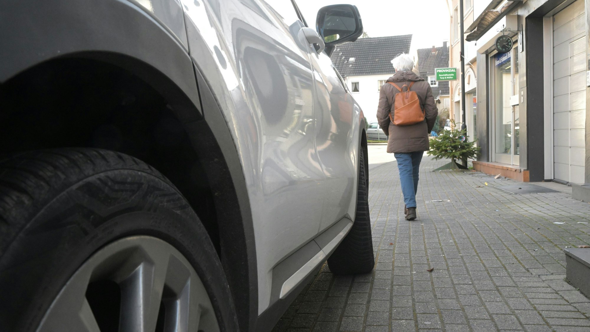 Ein Auto parkt halb auf einem Gehweg in Forsbach.