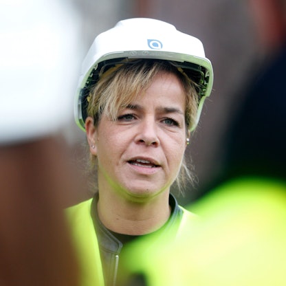 Mona Neubaur trägt einen Sicherheitshelm und eine Warnweste.