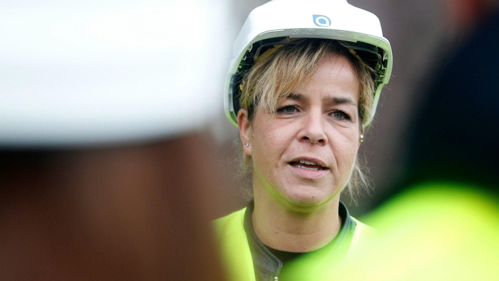 Die nordrhein-westfälische Wirtschaftsministerin Mona Neubaur mit Helm.