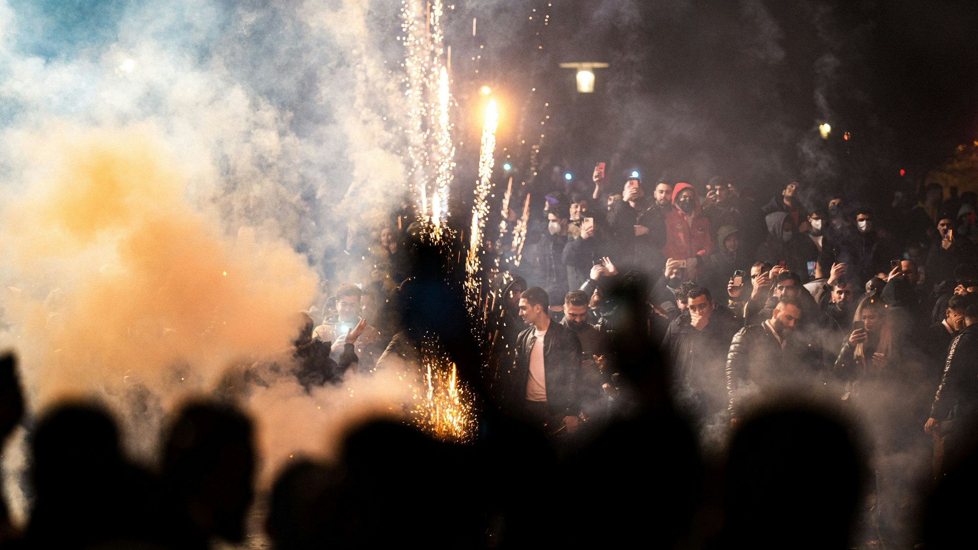 Männer brennen Raketen ab in der Altstadt.