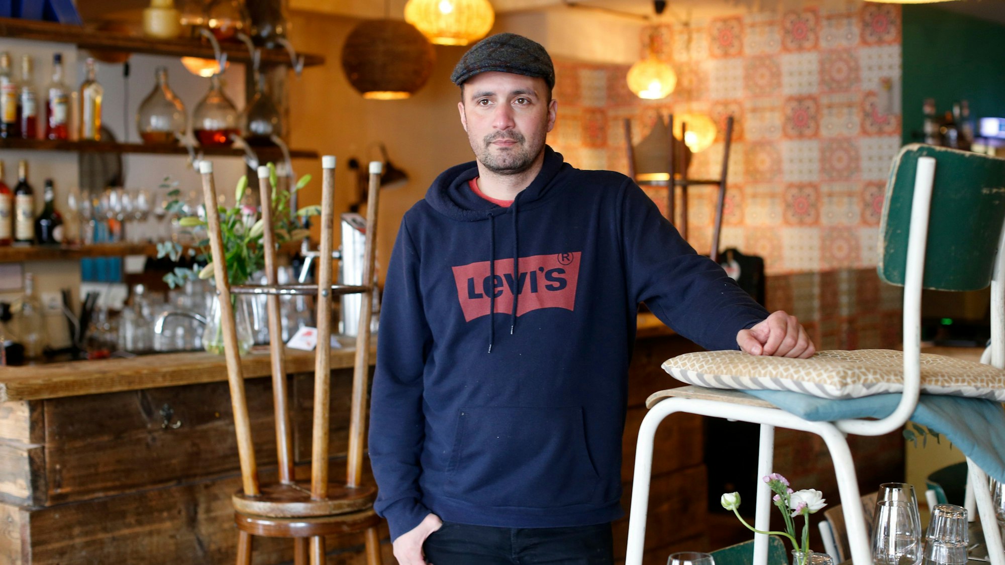 Der Inhaber Daniel Rabe steht in der Bagatelle Bar. Die Stühle sind hochgestellt. (Archivfoto)
