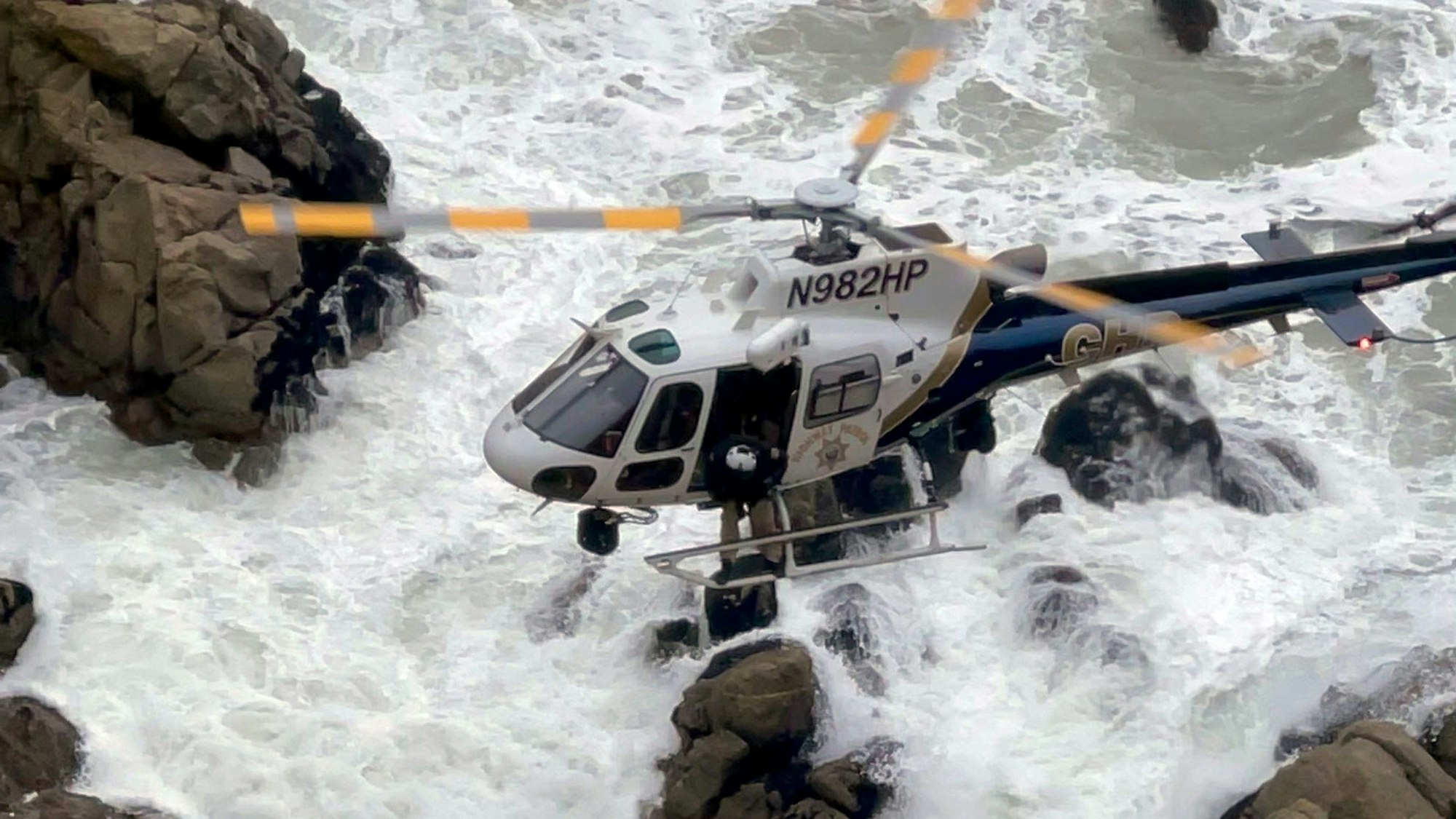 Ein Helikopter rettet die Insassen aus dem Tesla-Wrack an der „Devils Slide“, unmittelbar in der Nähe von San Fransicso.