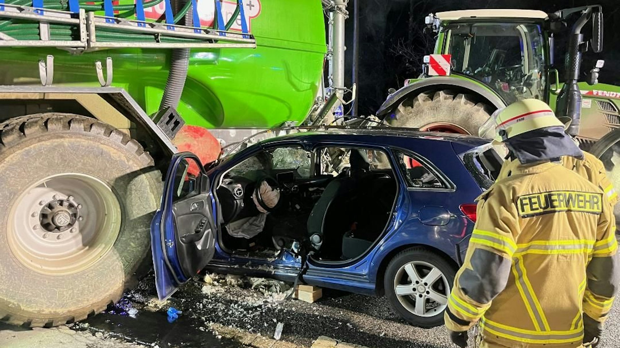 Die Front eines Fahrzeugs steckt unter einem Anhänger.