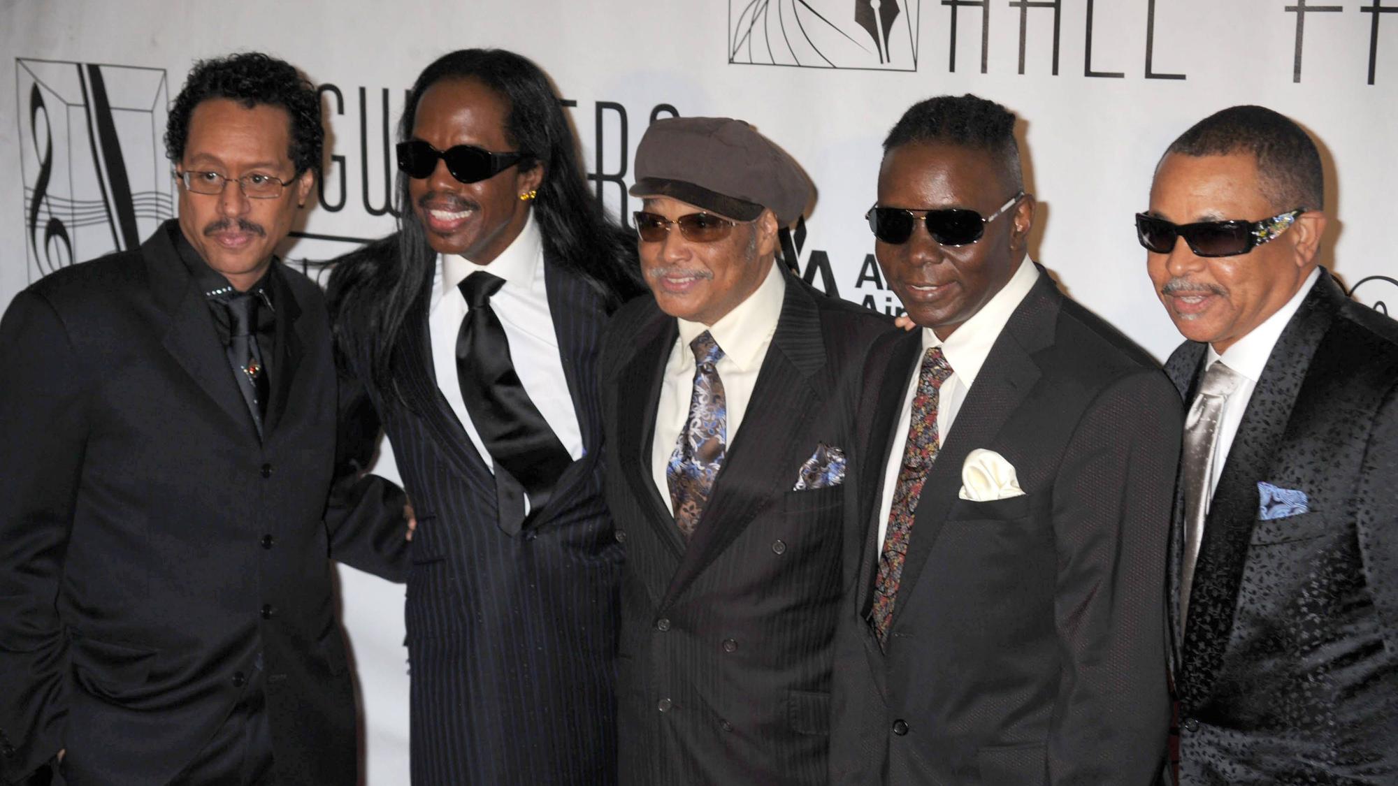 Die Band Earth, Wind and Fire bei einem Auftritt in New York am 17. Juni 2010. Ganz links steht der verstorbene Schlagzeuger Fred White