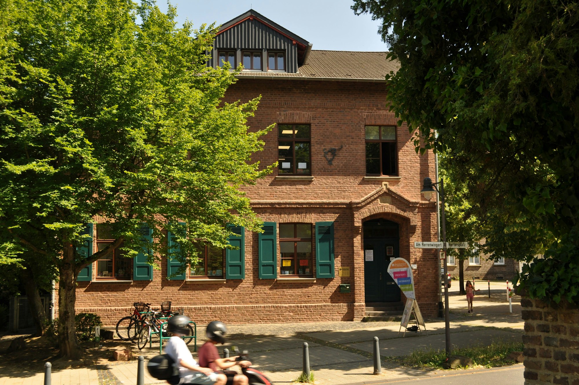 Die Bibliothek der Gemeinde Alfter am Herrenwingert in Alfter-Ort.