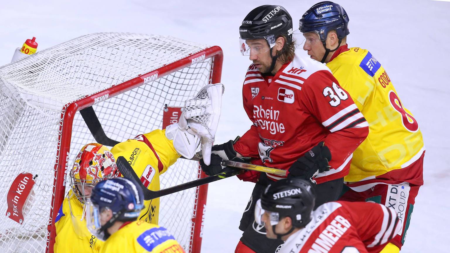 Kölner Haie - Düsseldorfer EG: Andreas Thuresson von den Kölner Haien erzielt das Tor zum 1:1 gegen Düsseldorf