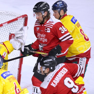 Kölner Haie - Düsseldorfer EG: Andreas Thuresson von den Kölner Haien erzielt das Tor zum 1:1 gegen Düsseldorf