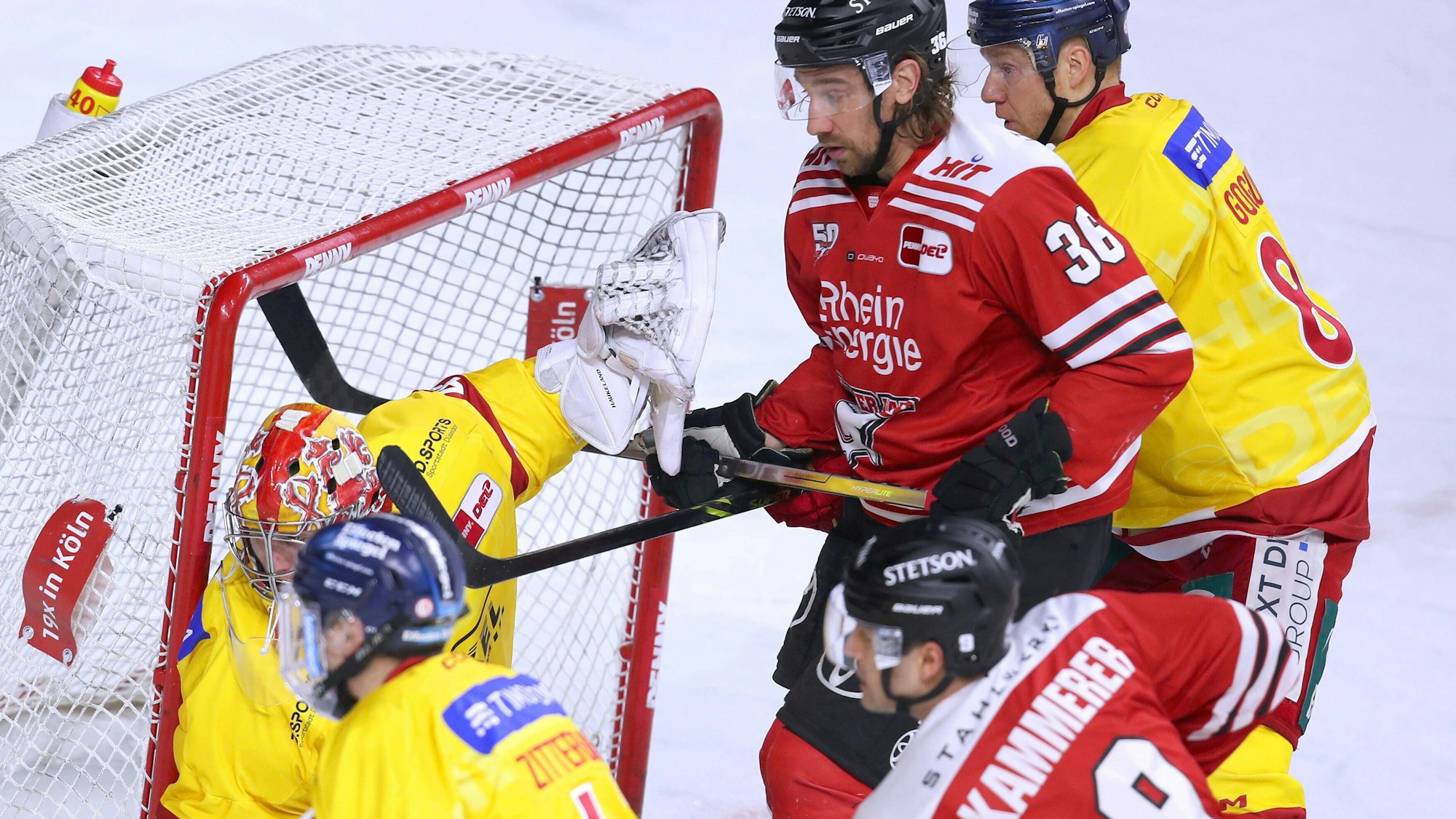 Kölner Haie - Düsseldorfer EG: Andreas Thuresson von den Kölner Haien erzielt das Tor zum 1:1 gegen Düsseldorf