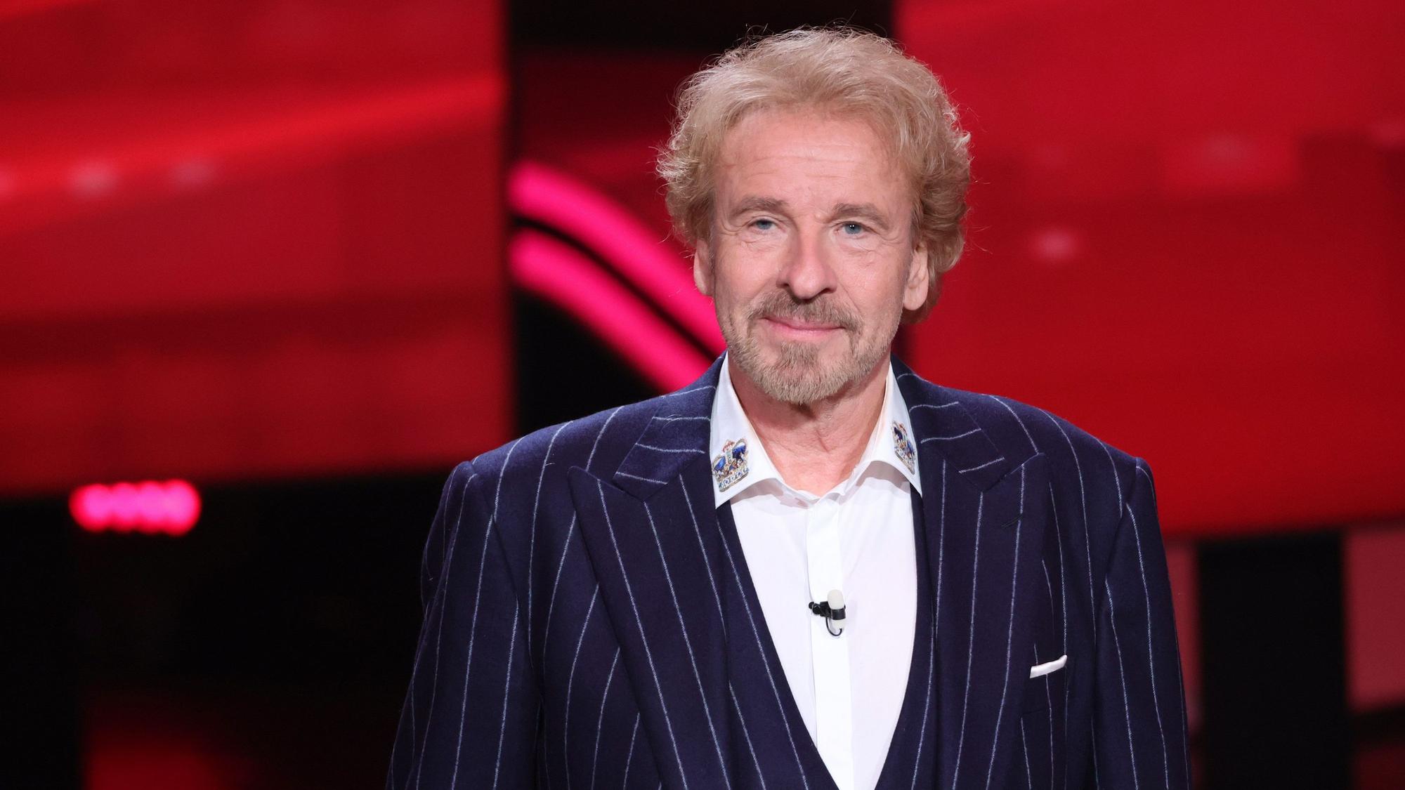 Moderator Thomas Gottschalk blickt vor einem roten Hintergrund in die Kamera.