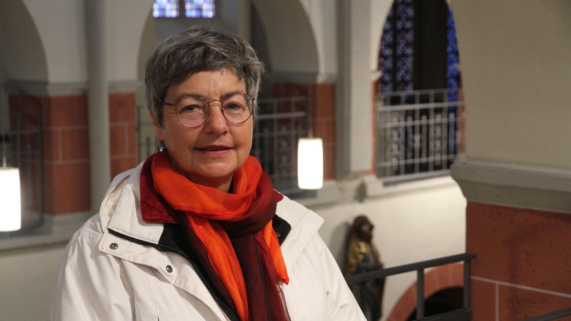 Dr. Andrea Korte-Böger steht in der Schatzkammer Sankt Servatius in Siegburg.