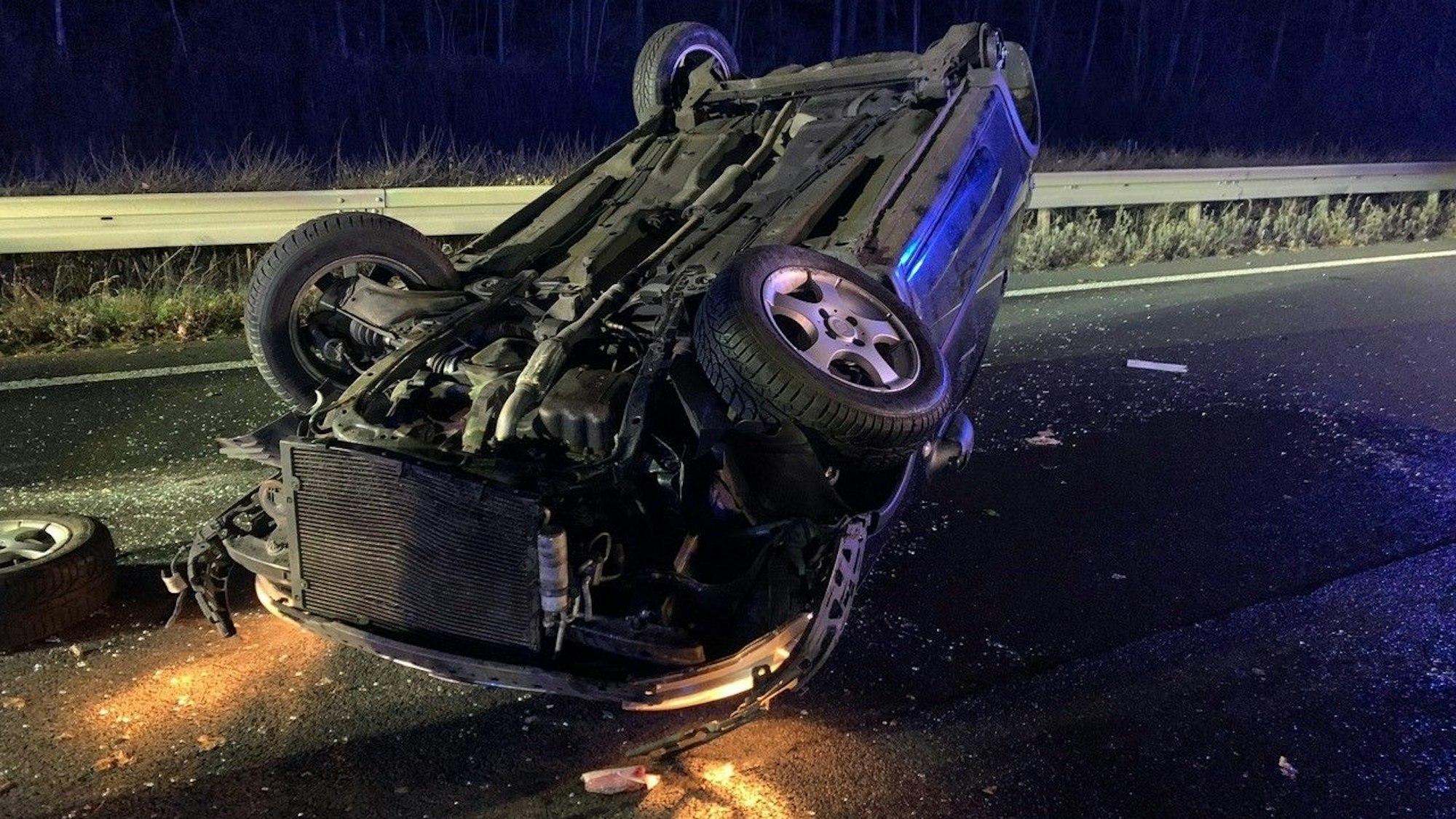 Ein Auto liegt schwer beschädigt auf dem Dach.