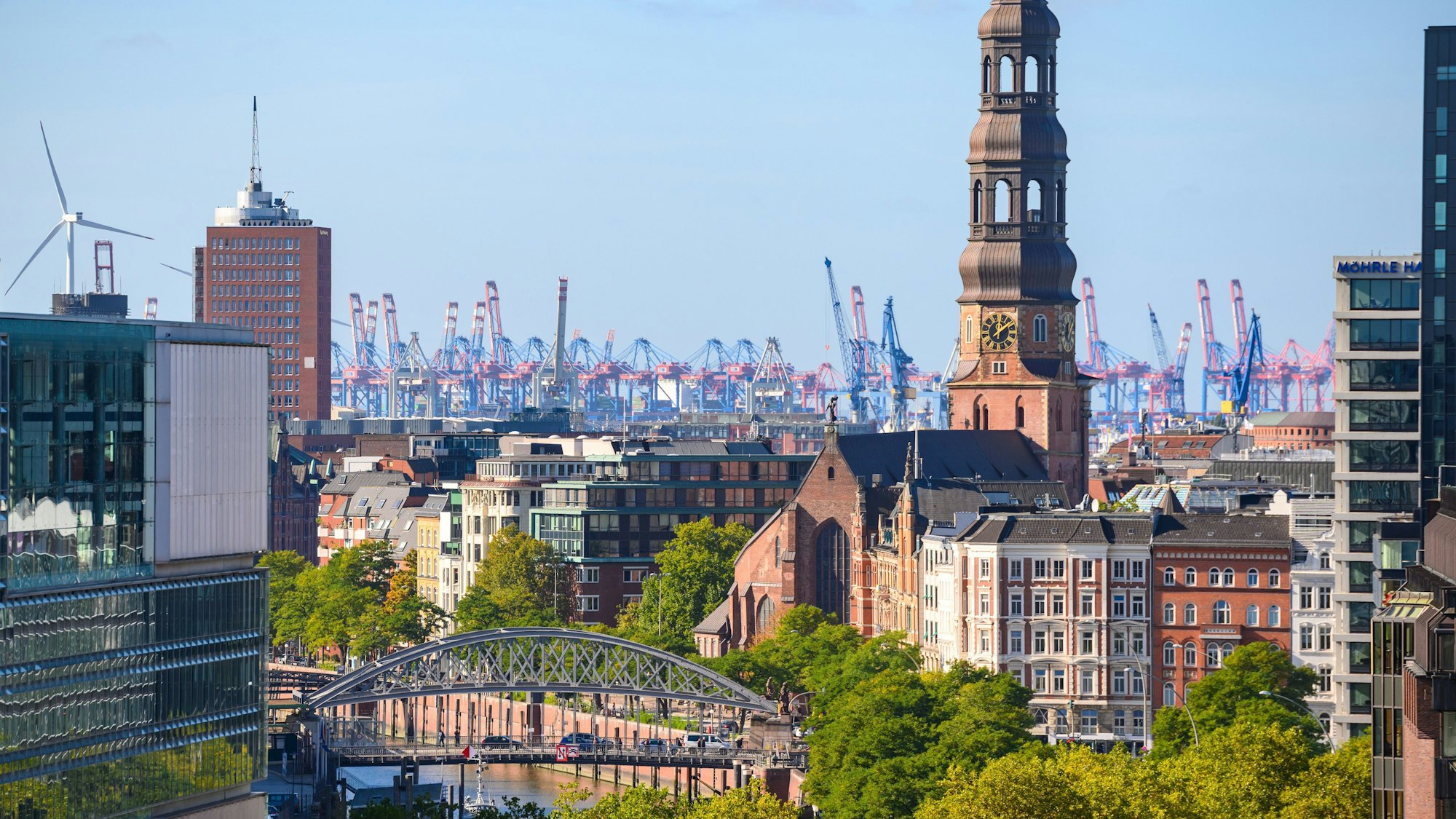 Blauer Himmel über Hafenkränen, Hauptkirche St. Michaelis und weiteren Wohn- und Geschäftsgebäuden in der Hamburger Altstadt.