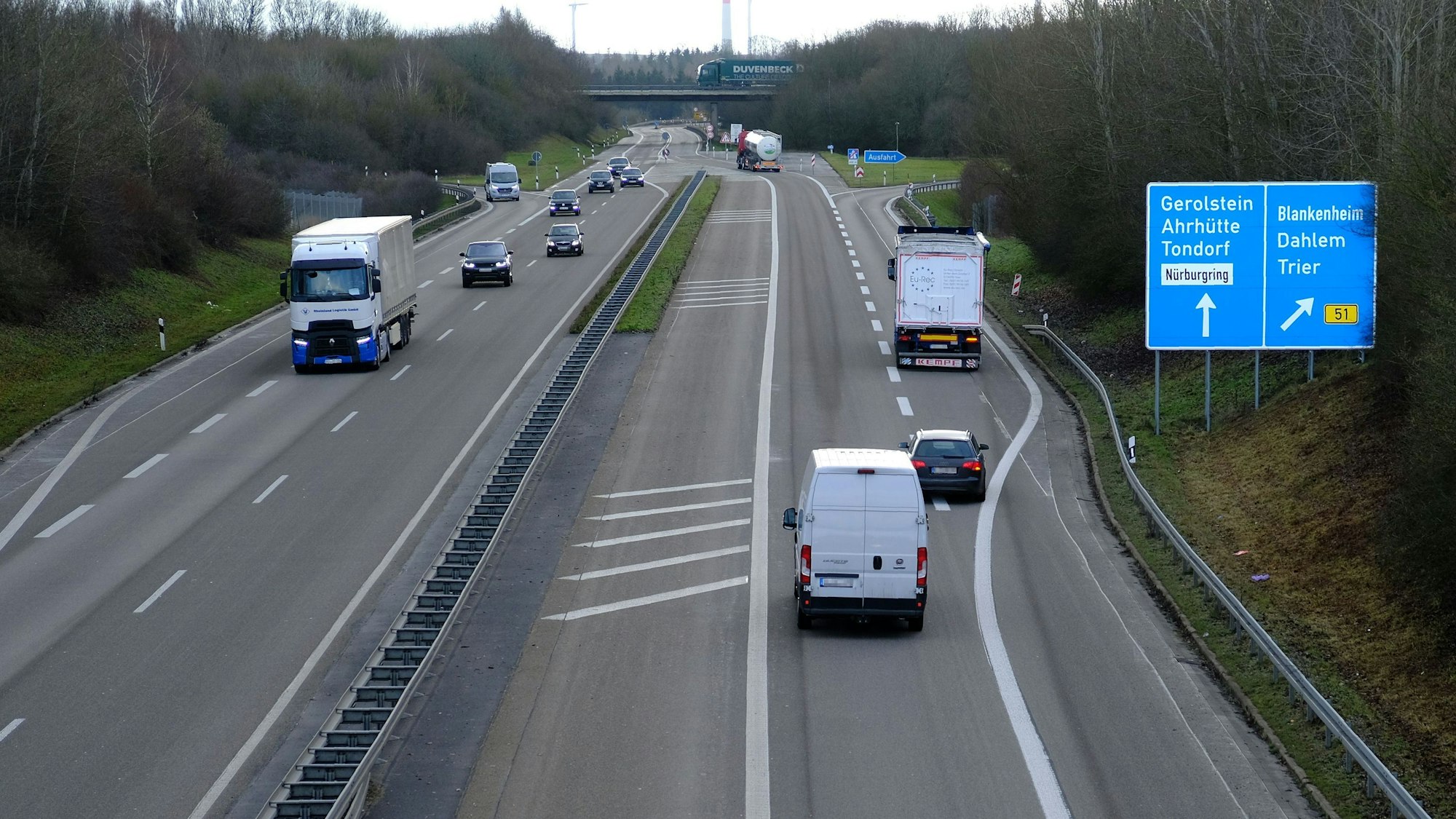 Das Ausbauende der A1 bei Tondorf im Kreis Euskirchen.