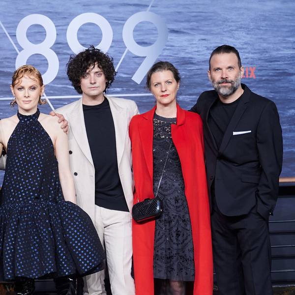 Die Schauspieler Andreas Pietschmann (l-r), Emily Beecham, Aneurin Barnard, Jantje Friese und Baran Bo Odar bei der Premiere der Netflix Serie 1899.