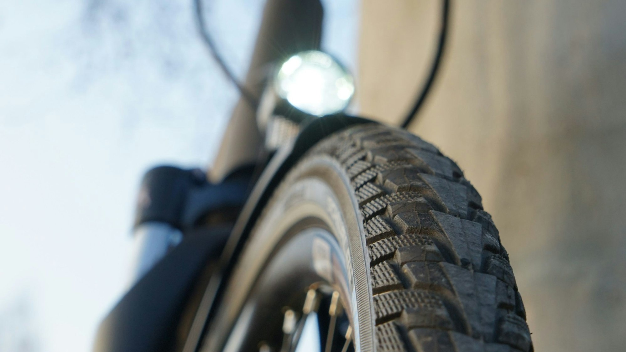 Ein E-Bike steht auf einem Gehweg.