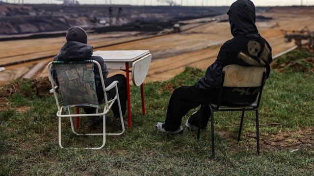 Nordrhein-Westfalen, Lützerath: Aktivisten sitzen am Rande des Braunkohletagebaus. Seit Montag bereitet die Polizei und RWE die Räumung des Dorfes Lützerath vor, das von Aktivsten besetzt ist.