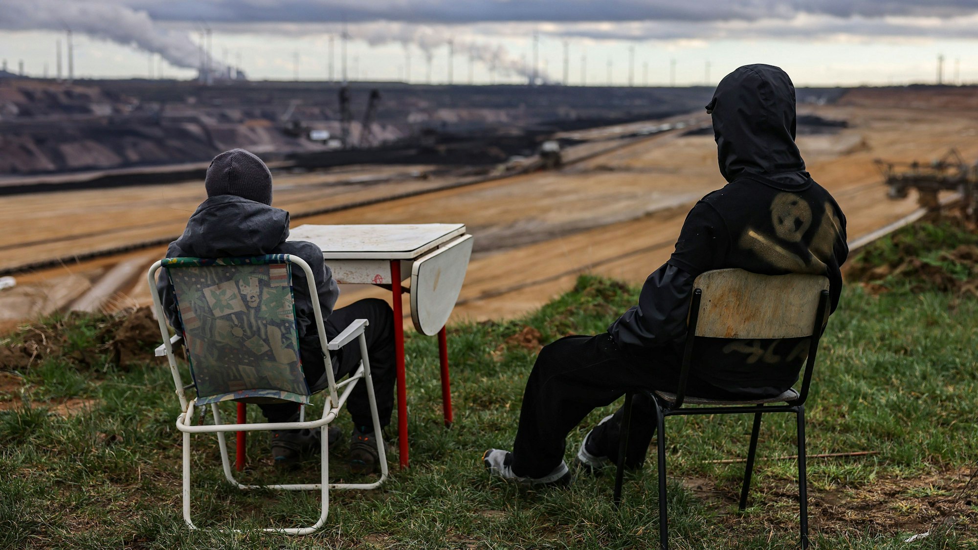 Nordrhein-Westfalen, Lützerath: Aktivisten sitzen am Rande des Braunkohletagebaus. Seit Montag bereitet die Polizei und RWE die Räumung des Dorfes Lützerath vor, das von Aktivsten besetzt ist.