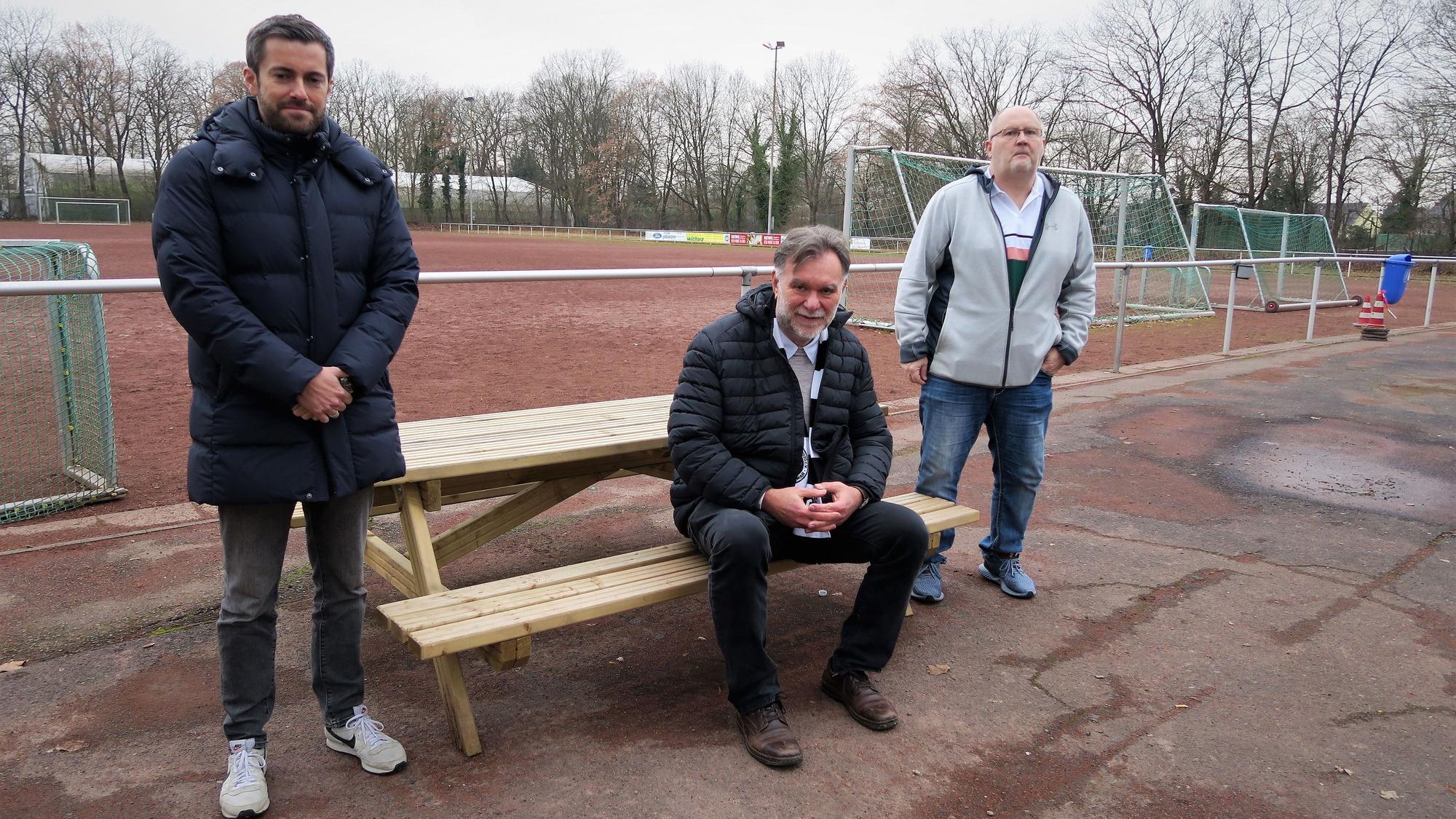 Daniel Rettig, Hans-Georg Offermann und Wolfgang Müller vor einem Ascheplatz.