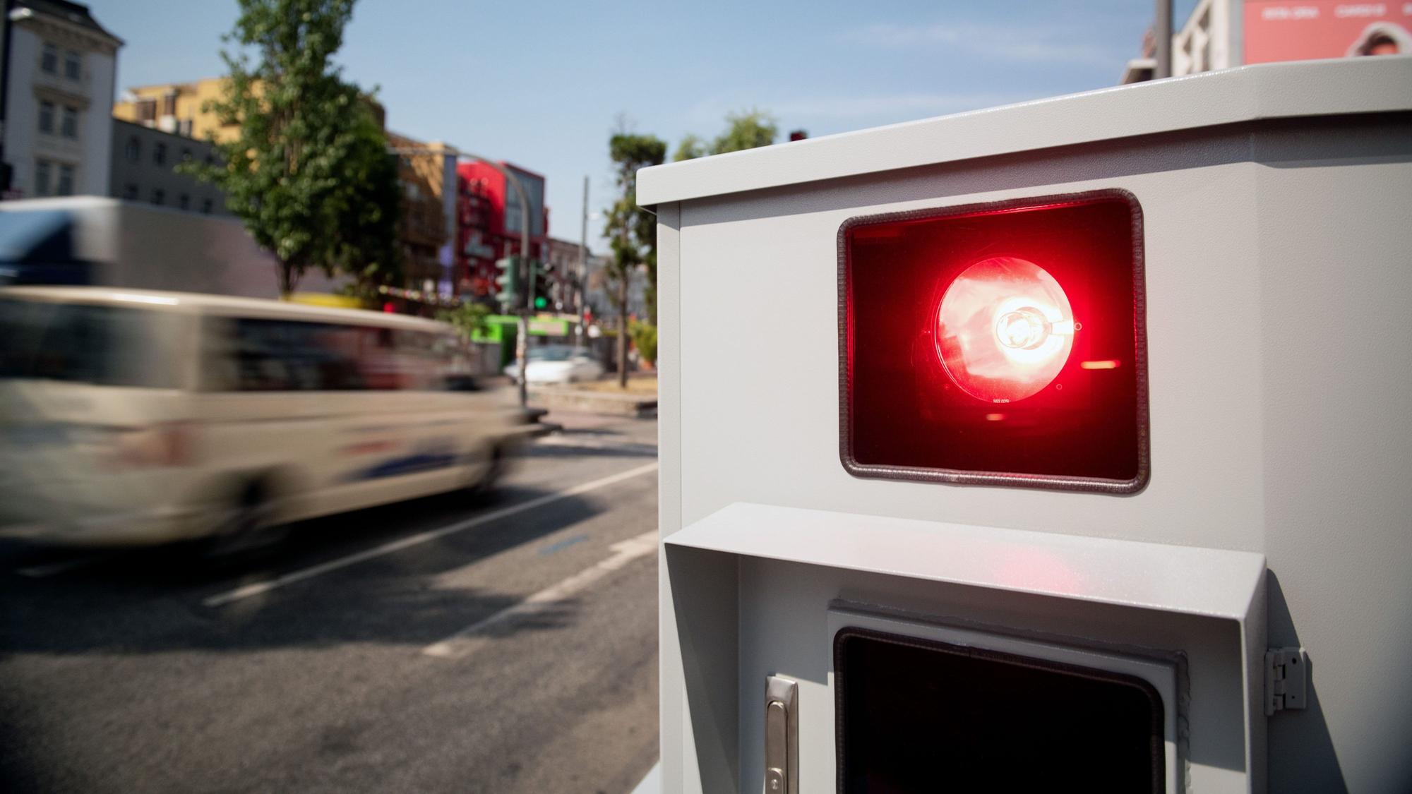 Ein Tempomessgerät steht während einer Pressevorführung an der Reeperbahn.