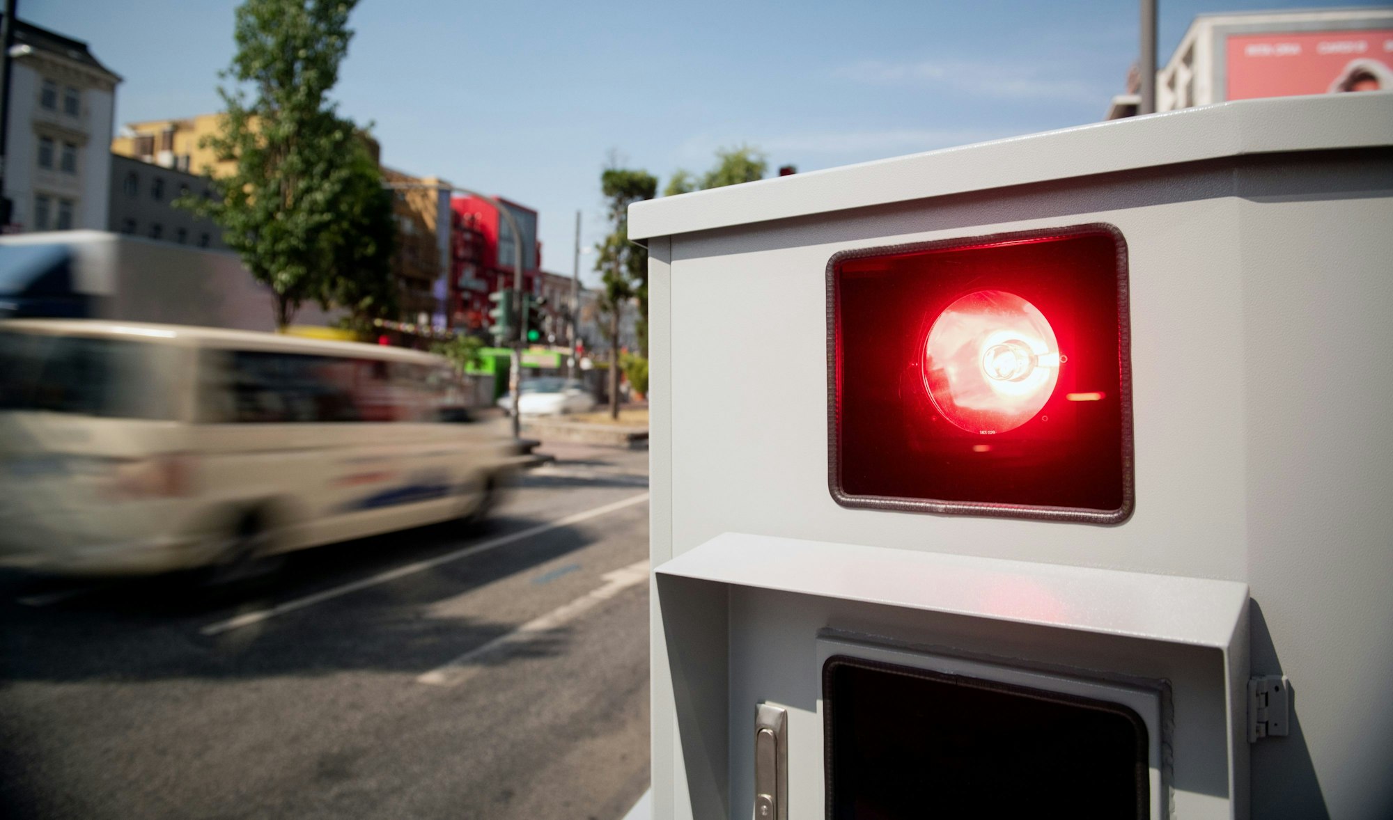 Ein Tempomessgerät steht während einer Pressevorführung an der Reeperbahn.