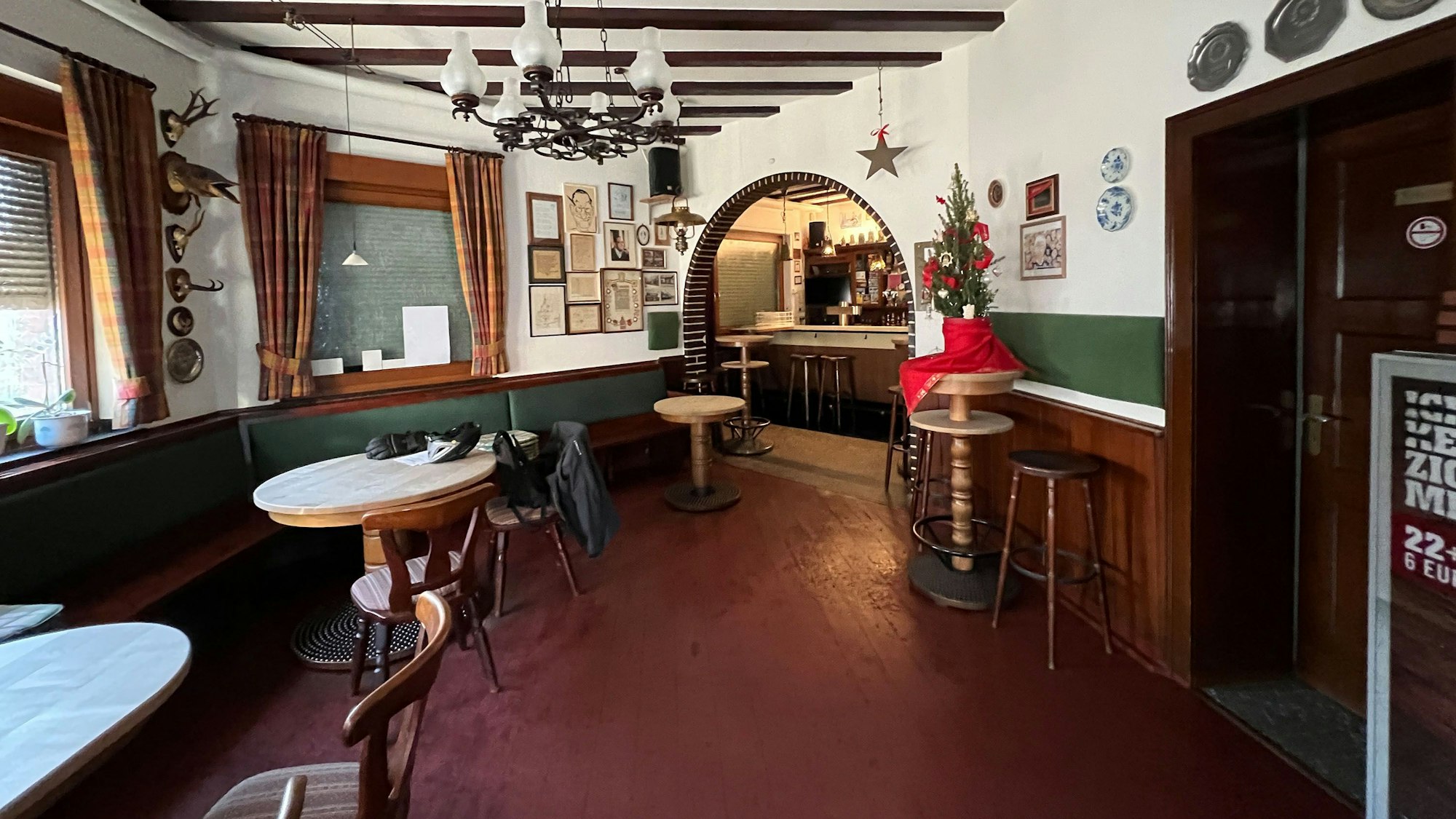Ein Blick in die Gaststube der Gaststätte „Wolter“, hier im Dezember 2022, in Horrem. Marlies Wolter musste das Gasthaus krankheitsbedingt an Neujahr aufgeben.