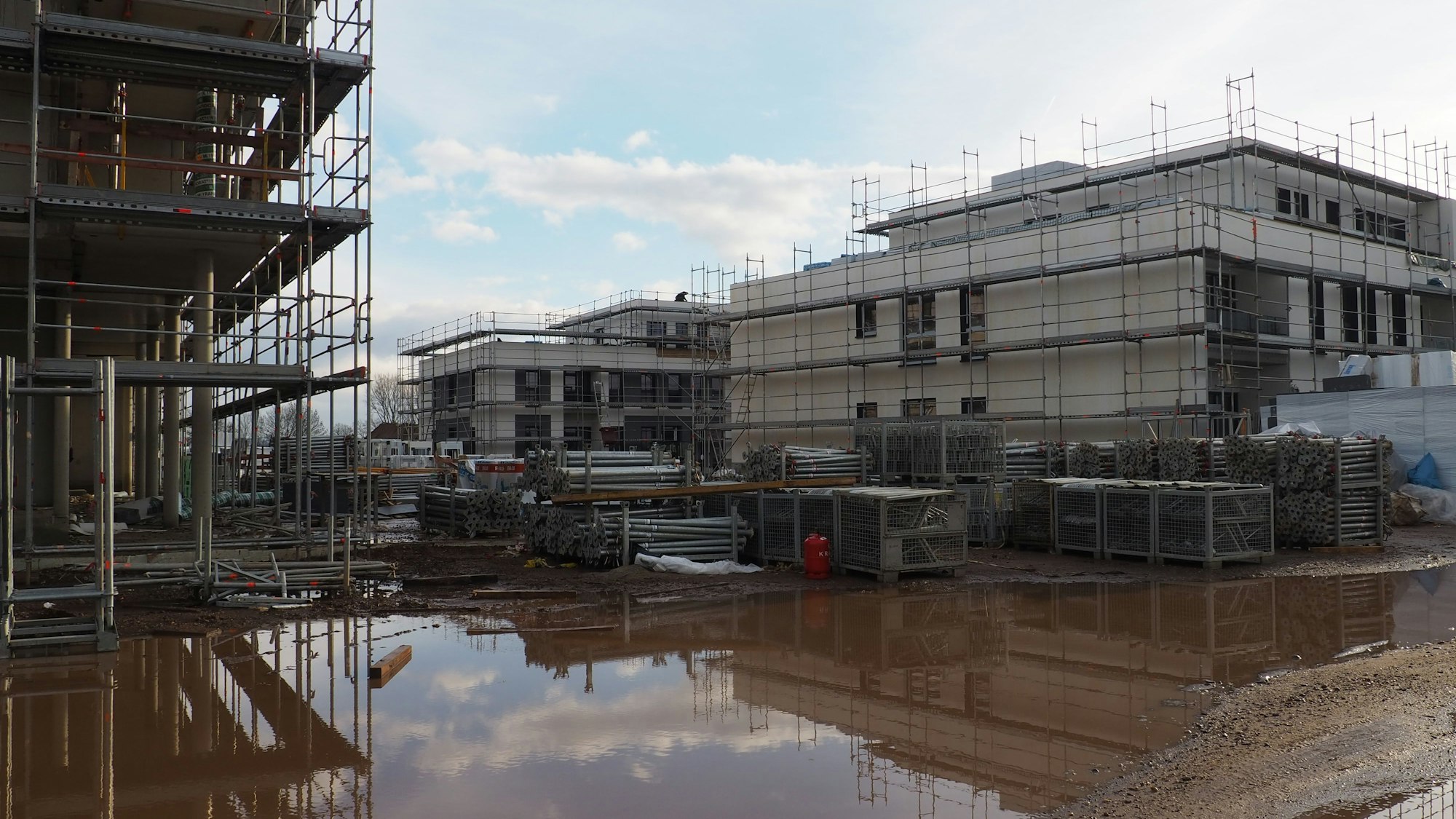 Das Bild zeigt einige Rohbauten.