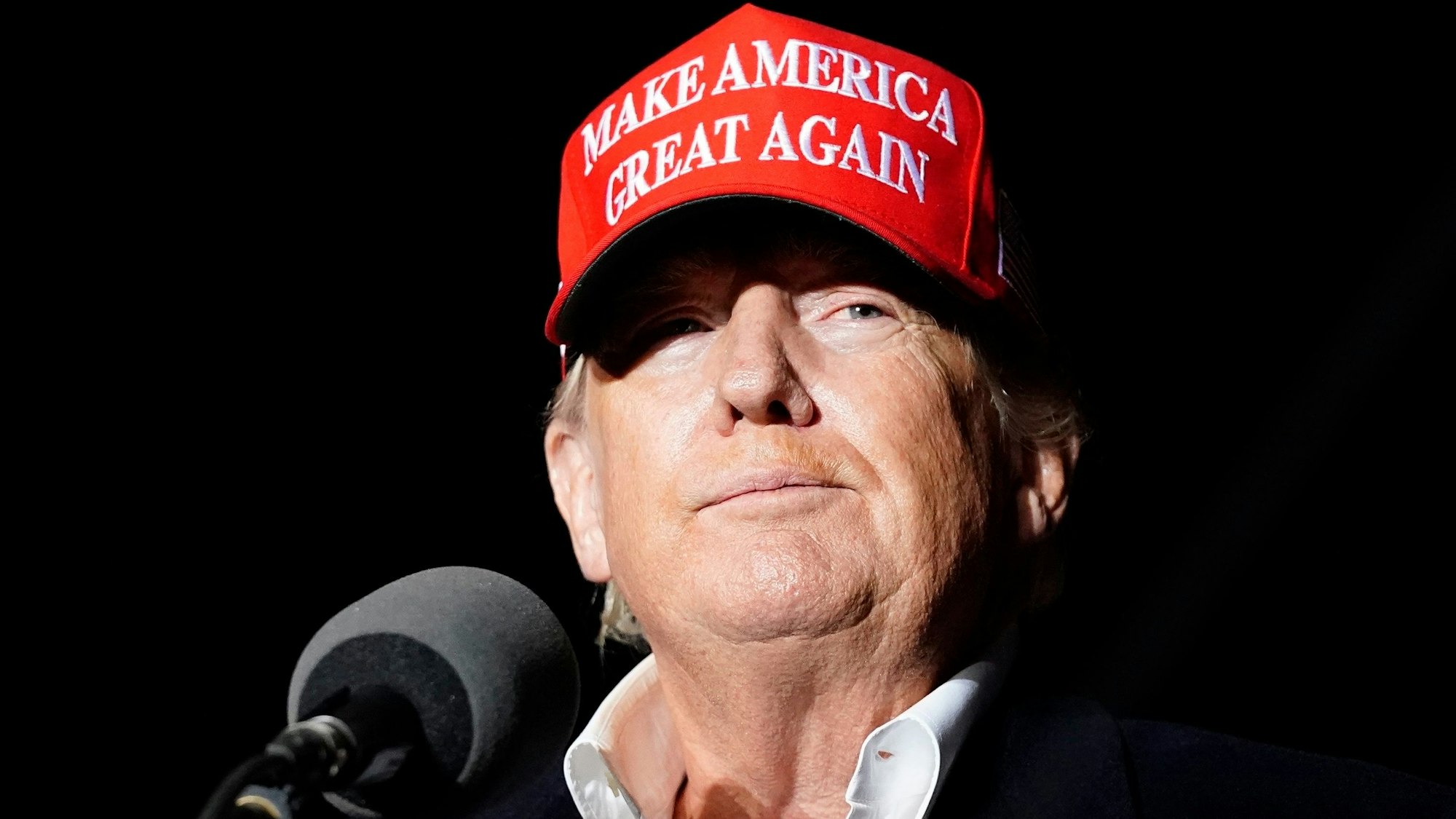 EX-US-Präsident Donald Trump spricht in ein Mikrofon.