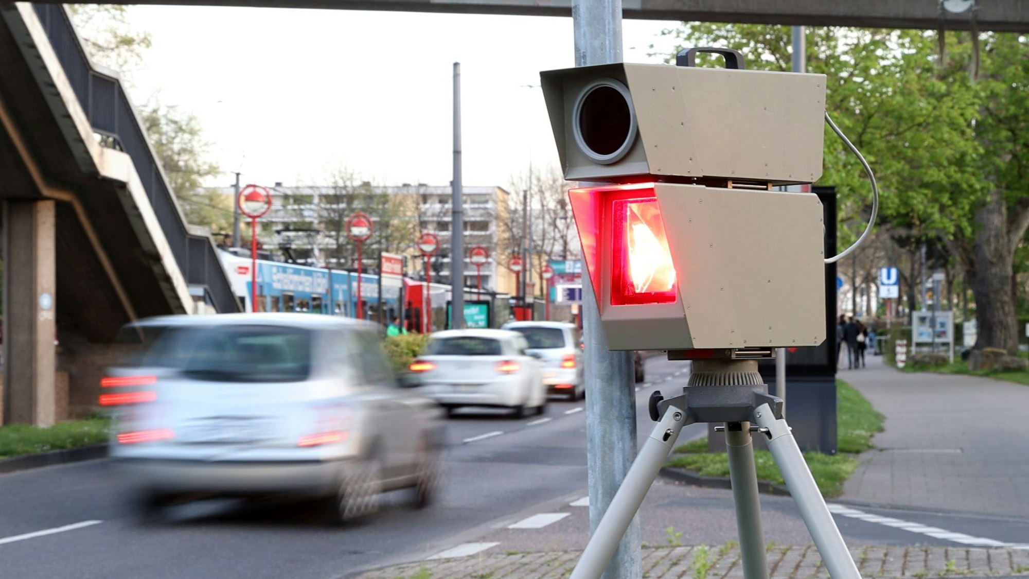 15.04.2022
Köln
Unterwegs mit der Kölner Polizei auf der Jagd nach Autotunern und -posern an "Carfreitag"
Foto: Martina Goyert