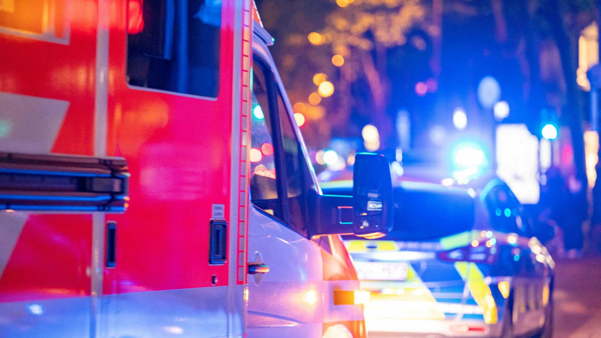 Polizei und ein Rettungswagen sind nachts im Einsatz.