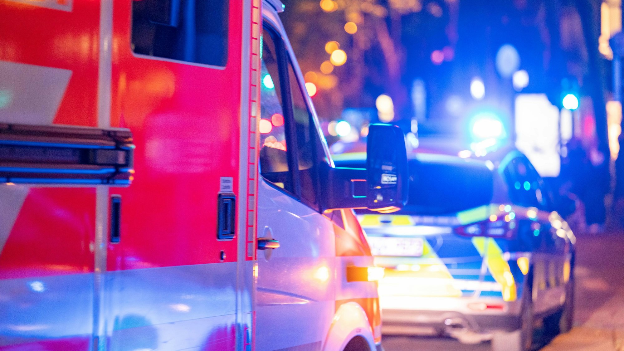 Die Polizei und ein Rettungswagen sind auf den Ringen im Einsatz.