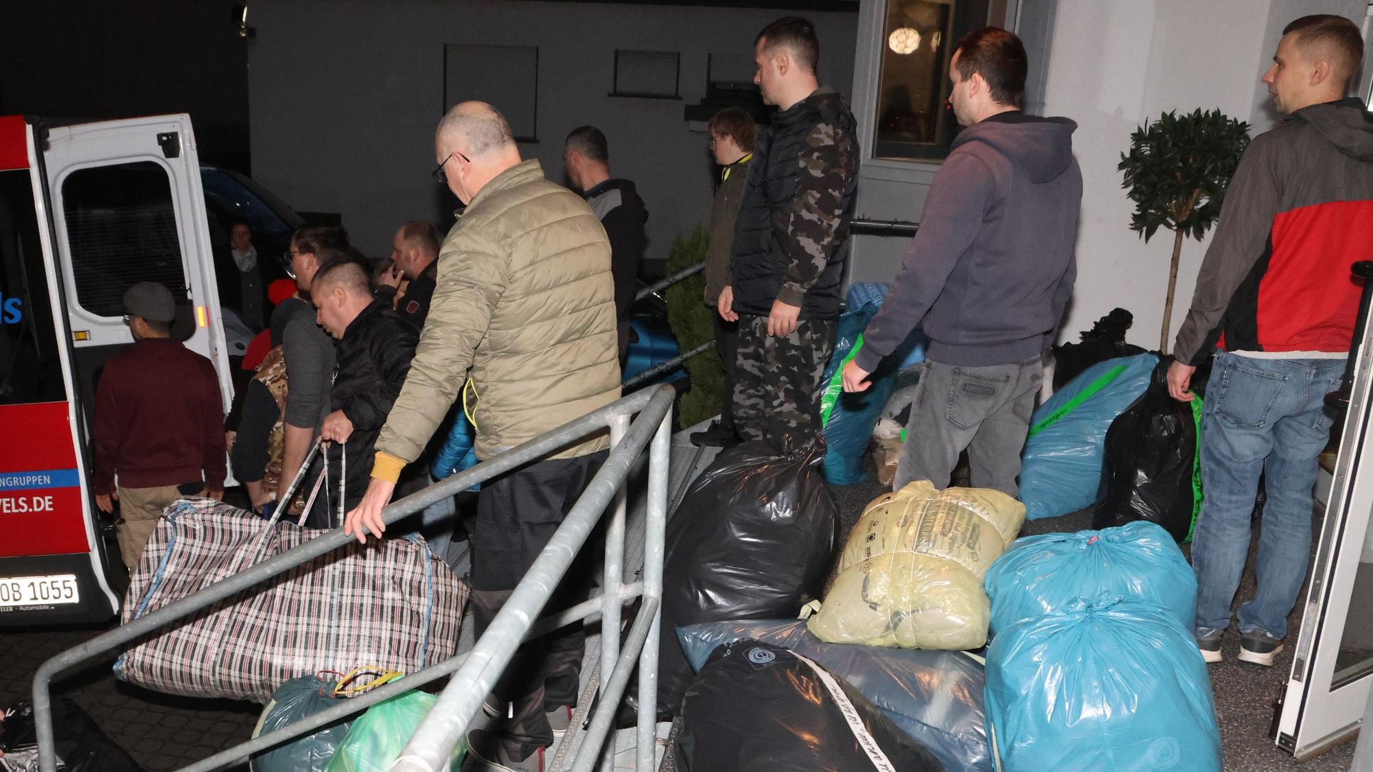 In Oberbantenberg packten die Helfer am Dienstagabend sieben Transporter bis unters Dach mit Hilfsgütern.