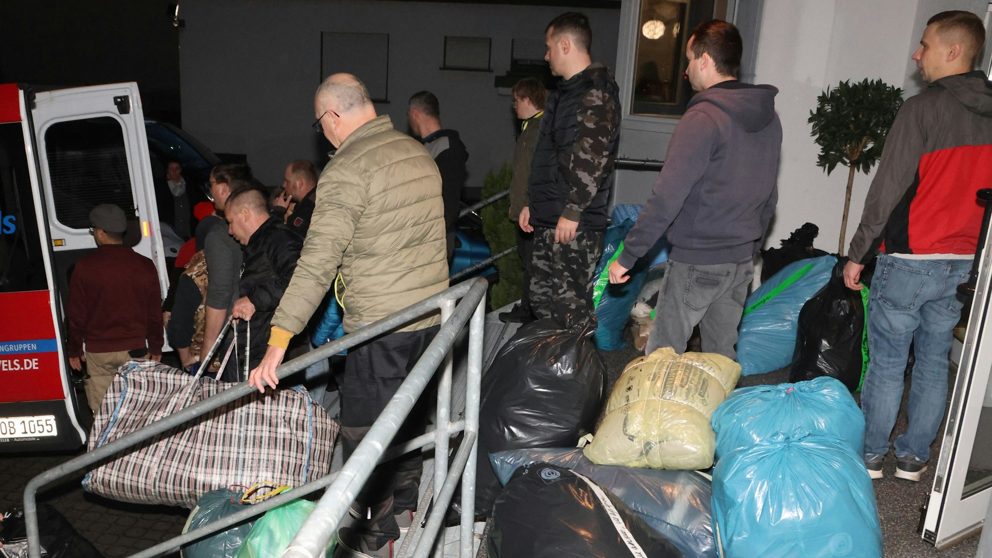 In Oberbantenberg packten die Helfer am Dienstagabend sieben Transporter bis unters Dach mit Hilfsgütern.