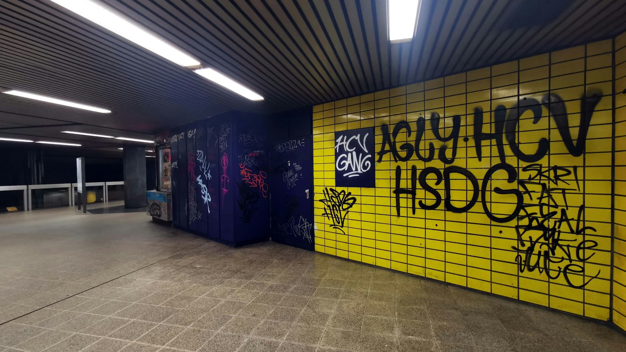 Blick Richtung Kiosk in der U-Bahn-Haltestelle Hans-Böckler-Platz/Bahnhof West.