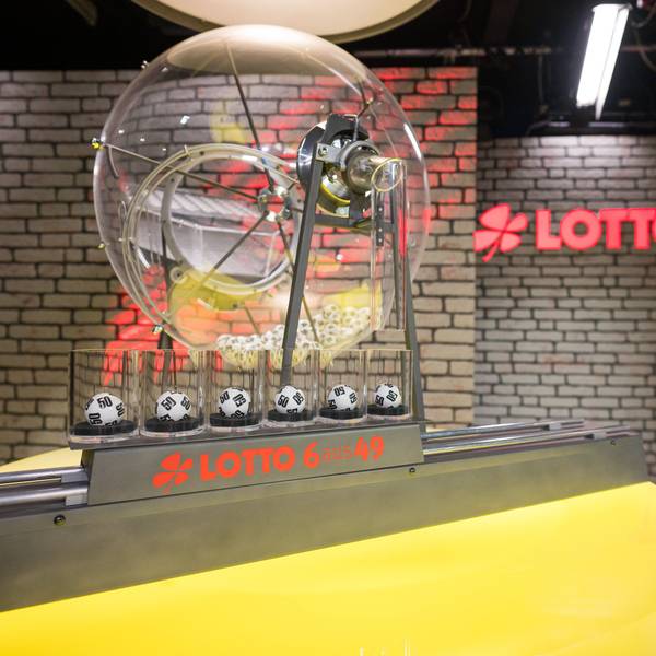 Die Ziehungsmaschinen der Lottozahlen 6 aus 49 steht in der neuen Studio Kulisse.