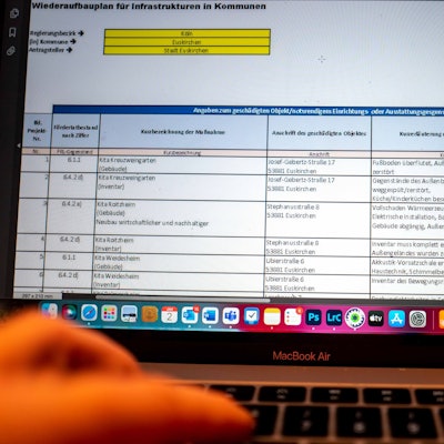 Ein Laptop, auf dessen Bildschirm der Wiederaufbauplan zu sehen ist.