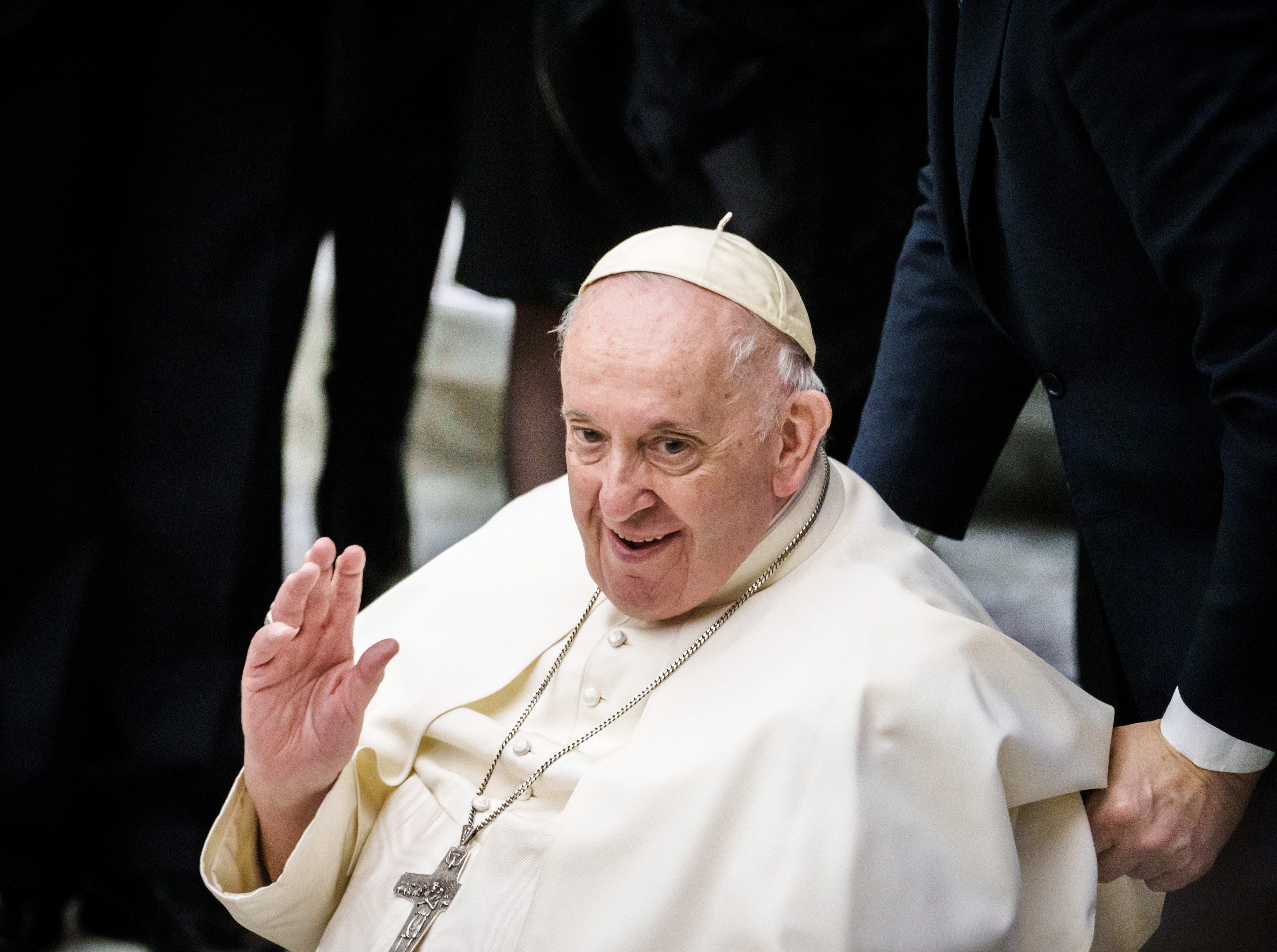 04.01.2023, Vatikan, Vatikanstadt: Papst Franziskus winkt während der Generalaudienz im Vatikan. Papst Franziskus leitet das Requiem für den verstorbenen emeritierten Papst Benedikt XVI. am 05.01.2023.
