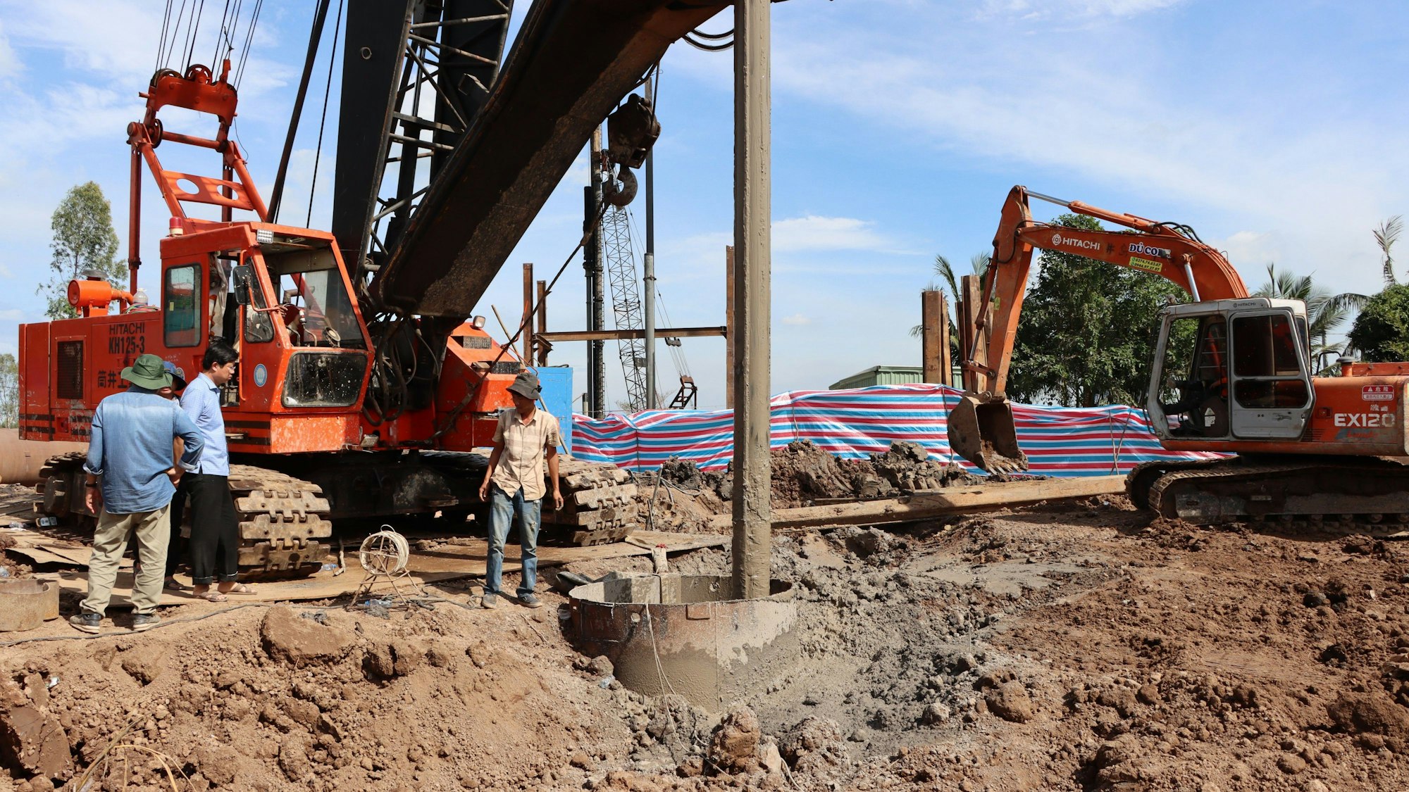 Vietnam, Roc Sen ridge: Rettungskräfte stehen an einem Rohr auf einer Baustelle. Mehrere Tage nach dem Sturz eines Jungen in ein 35 Meter tiefes Betonrohr im Südwesten von Vietnam ist er für tot erklärt worden.