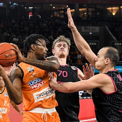 Bonns Kapitän Karsten Tadda (r.) und Finn Delany stellen sich hier Ulms Joshua Hawley in den Weg.