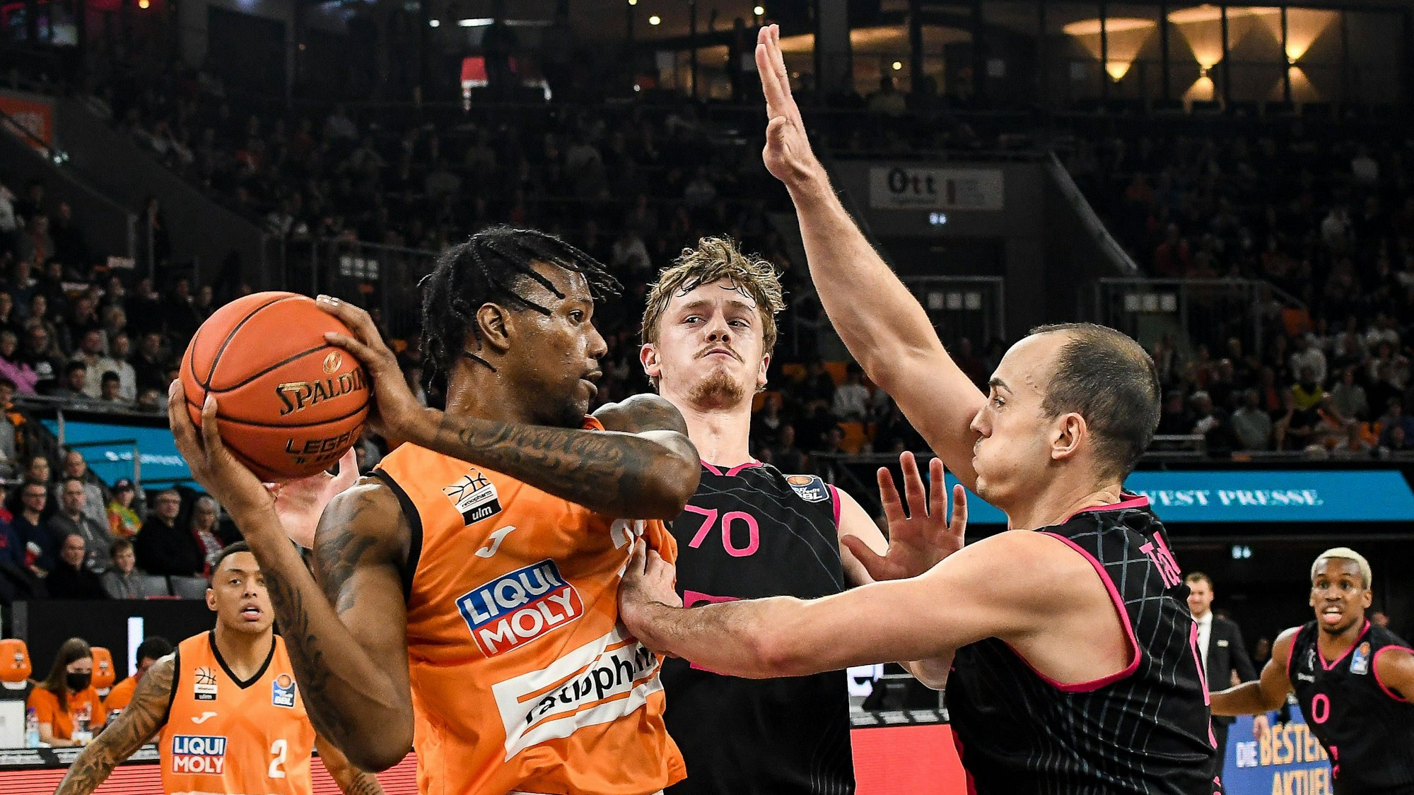 Bonns Kapitän Karsten Tadda (r.) und Finn Delany stellen sich hier Ulms Joshua Hawley in den Weg.