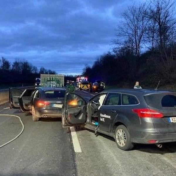 Ein Auto ist einem anderen Auto auf einer Autobahn aufgefahren.