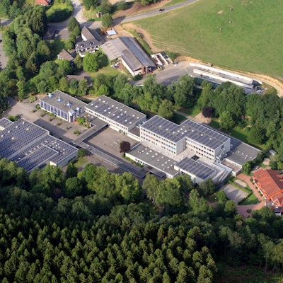 Das Schulzentrum ist umringt von Bäumen.