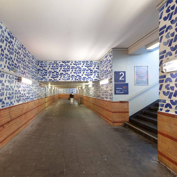 Das Bild zeigt einen Blick in den neu gestalteten S-Bahnhof Longerich.