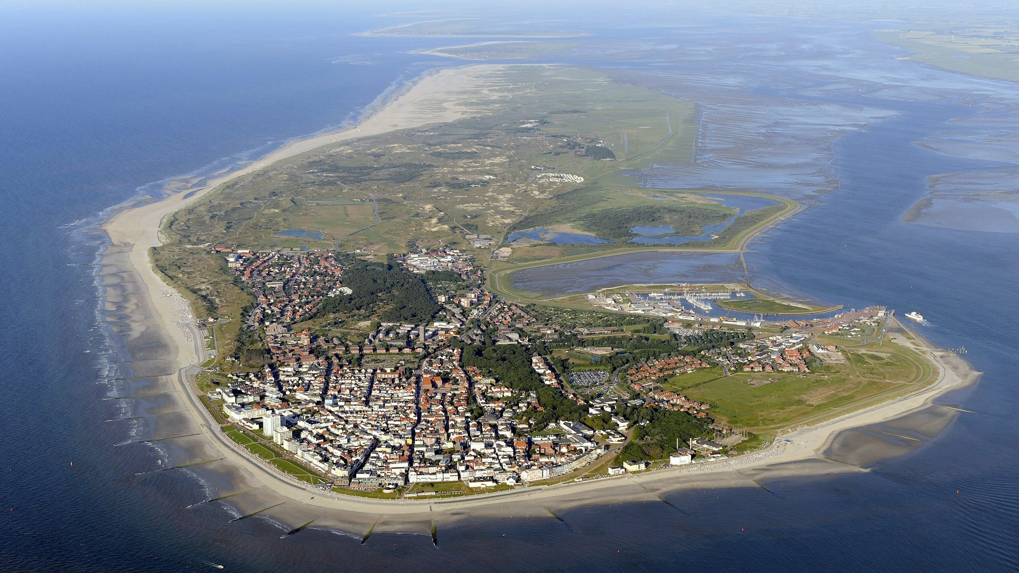 Eine Luftaufnahme zeigt die Insel Norderney von oben.